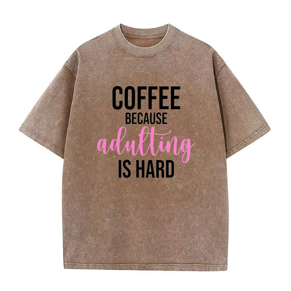 コーヒーは大人になるのは難しい ユニセックスTシャツ