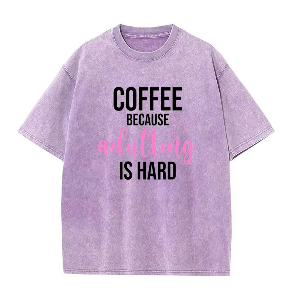 コーヒーは大人になるのは難しい ユニセックスTシャツ