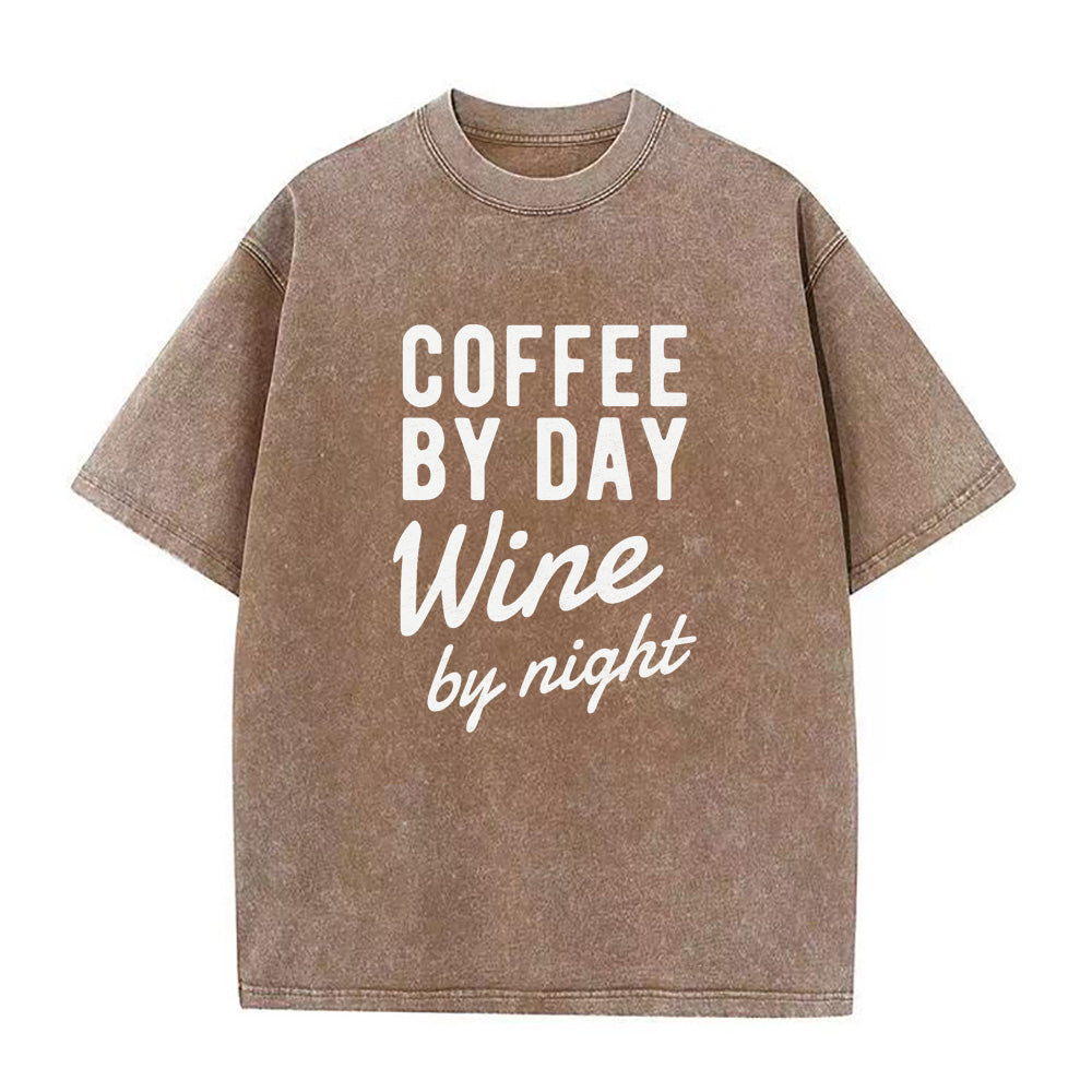 昼はコーヒー、夜はワイン、ユニセックスTシャツ
