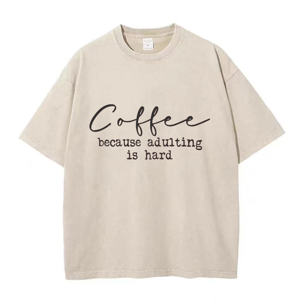 コーヒーは大人になるのは難しい ユニセックスTシャツ