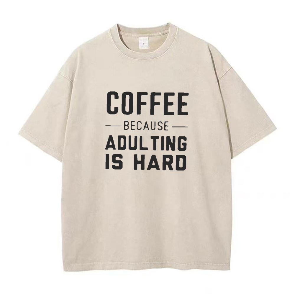 コーヒーは大人になるのは難しい ユニセックスTシャツ