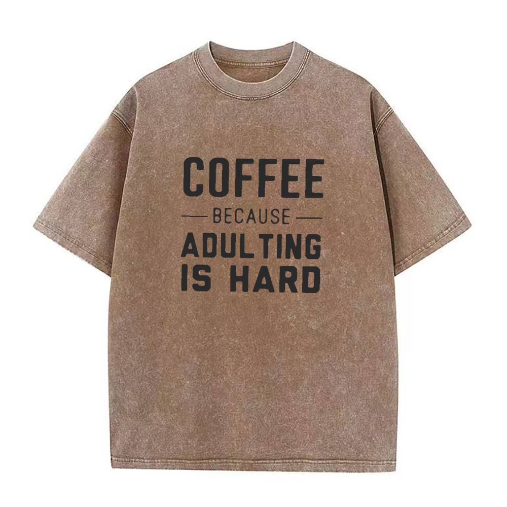 コーヒーは大人になるのは難しい ユニセックスTシャツ