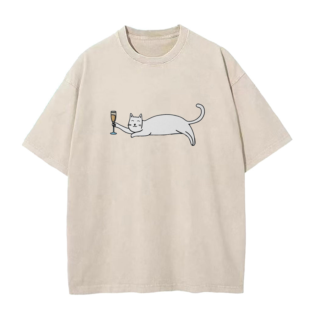 猫とワインのユニセックスTシャツ