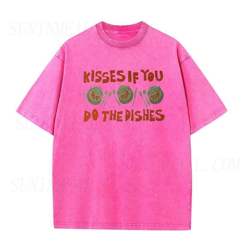 「Kisses If You Do The Dishes」ユニセックスTシャツ