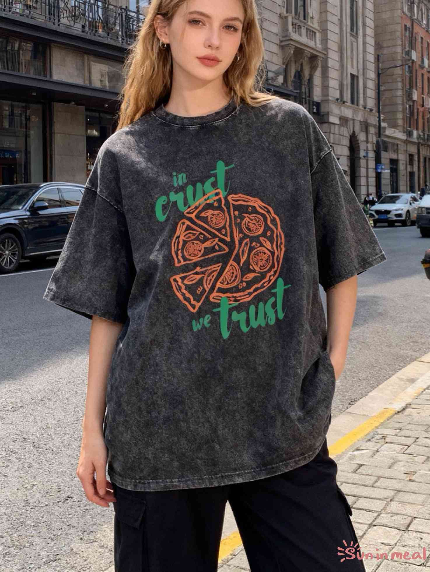 In Crust We Trust ユニセックスTシャツ
