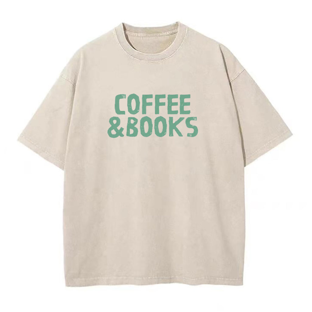 コーヒーと本のユニセックスTシャツ