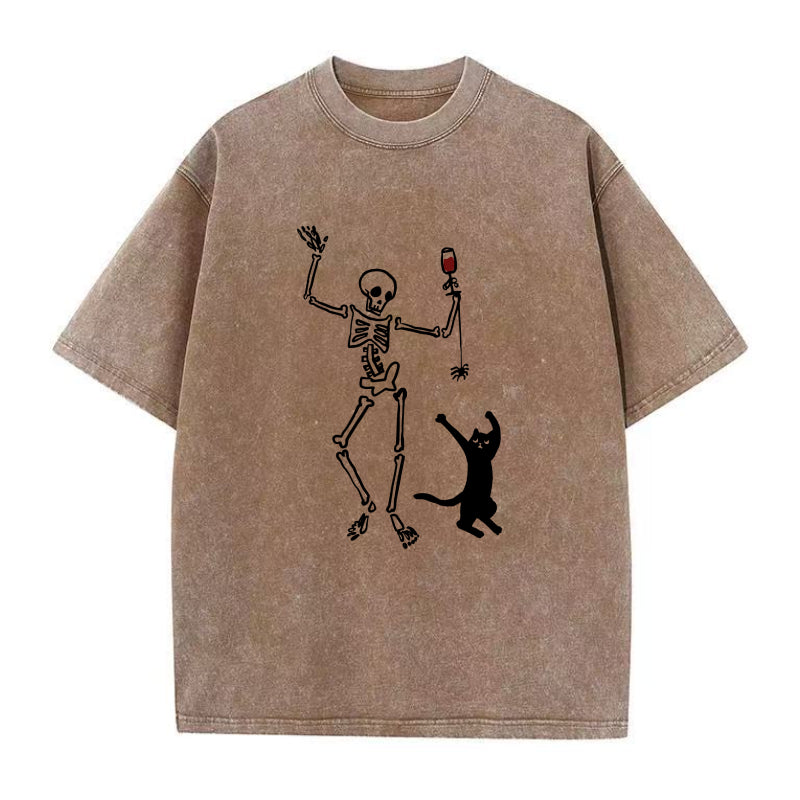 踊る骸骨と猫のユニセックスTシャツ