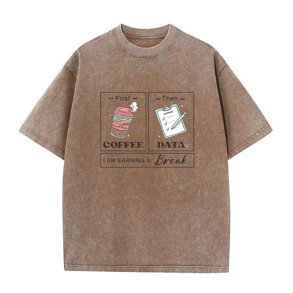 まずはコーヒー、そしてデータ ユニセックスTシャツ