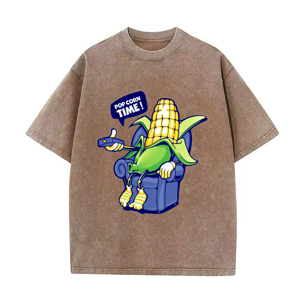 夜にテレビを見ながらポップコーンを食べるユニセックスTシャツ