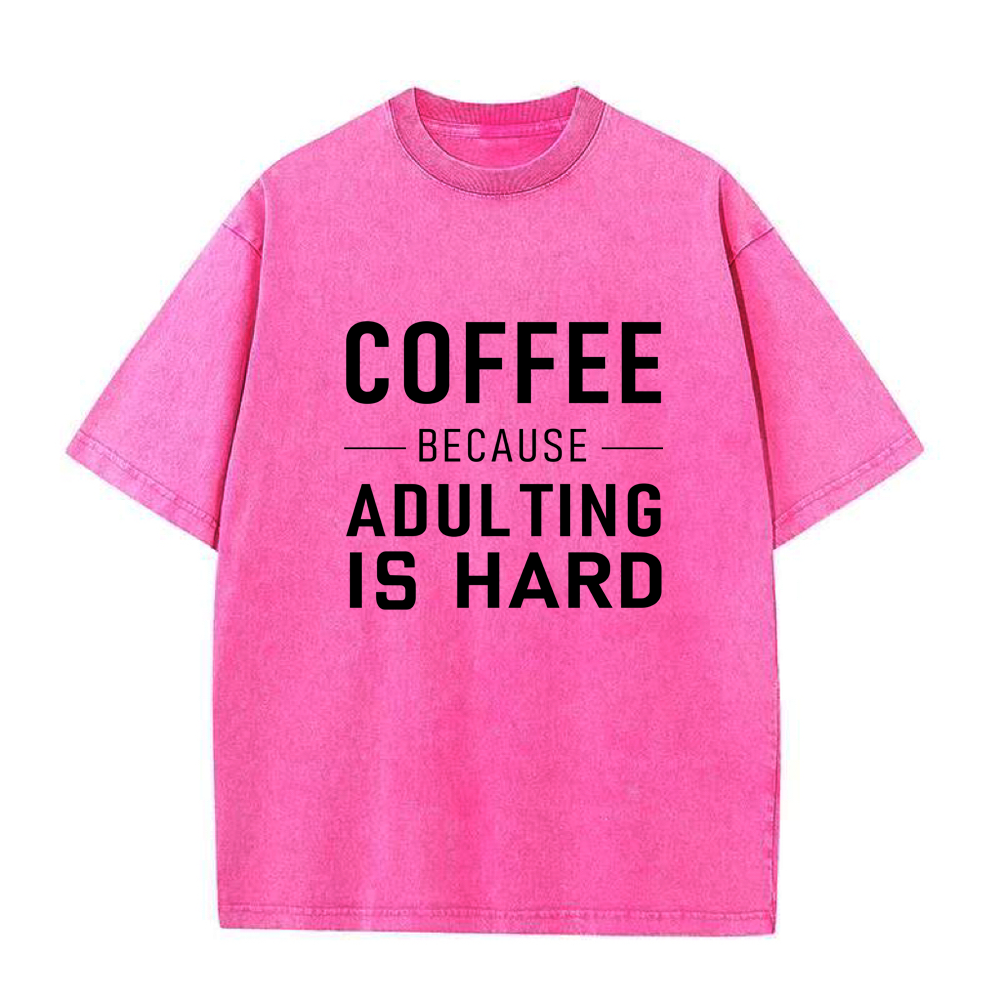 コーヒーは大人になるのは難しい ユニセックスTシャツ