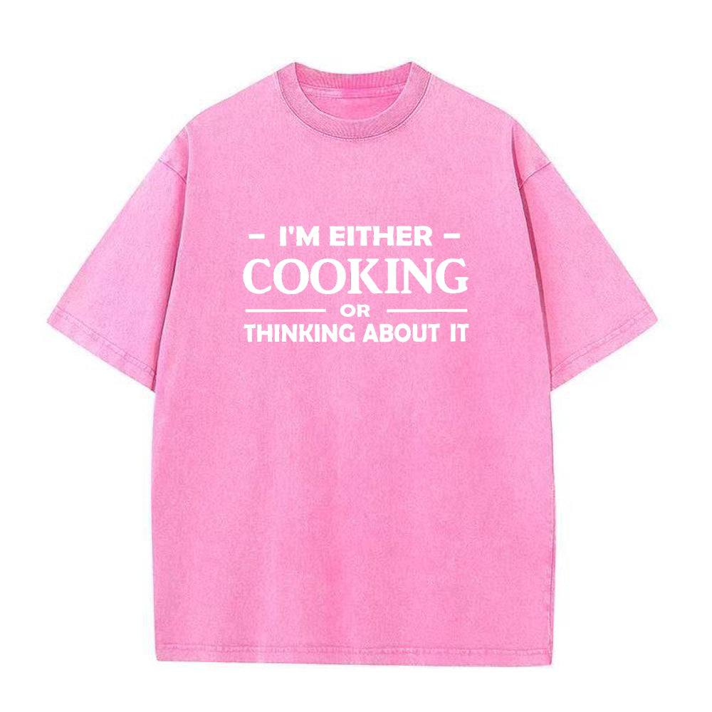 料理をしたり、料理について考えたりしているユニセックスTシャツ