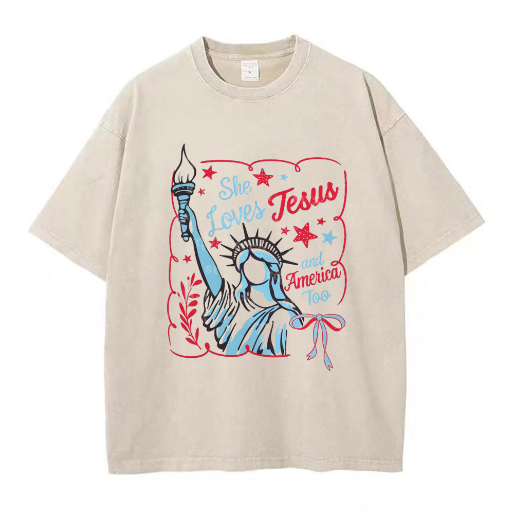 彼女はイエスとアメリカを愛している ユニセックスTシャツ