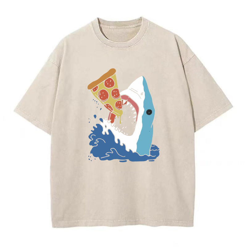 おもしろいサメピザラバーユニセックスTシャツ