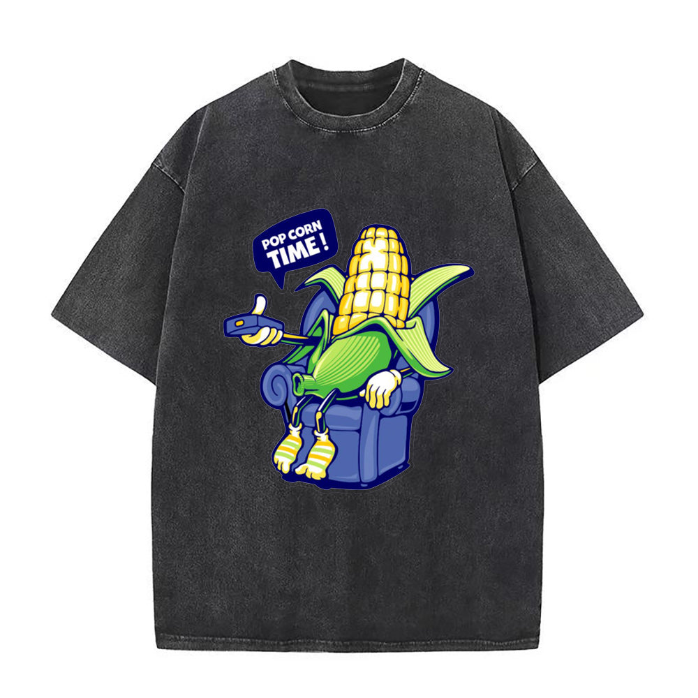 夜にテレビを見ながらポップコーンを食べるユニセックスTシャツ