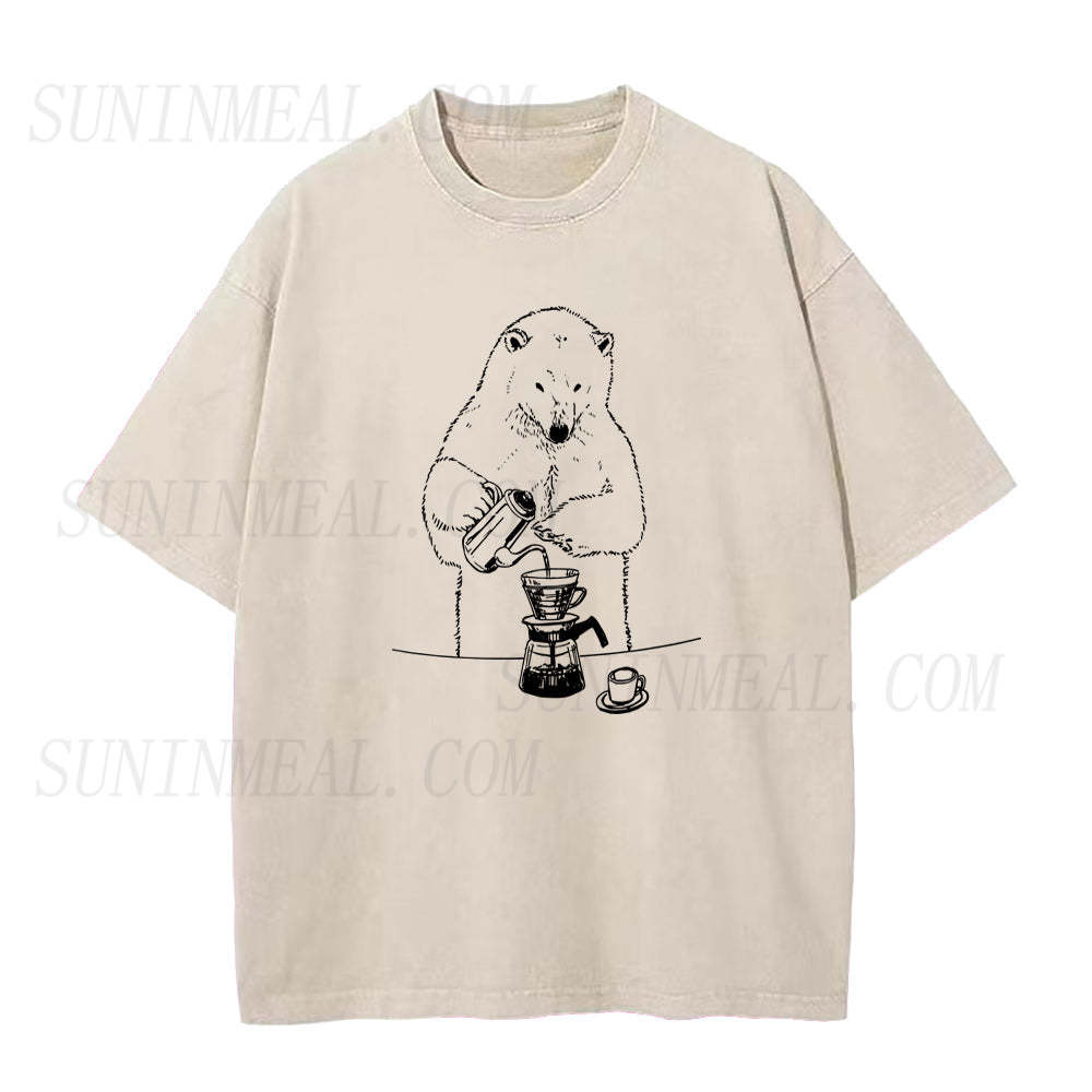 ポーラーベアがコーヒーを淹れています ユニセックスTシャツ