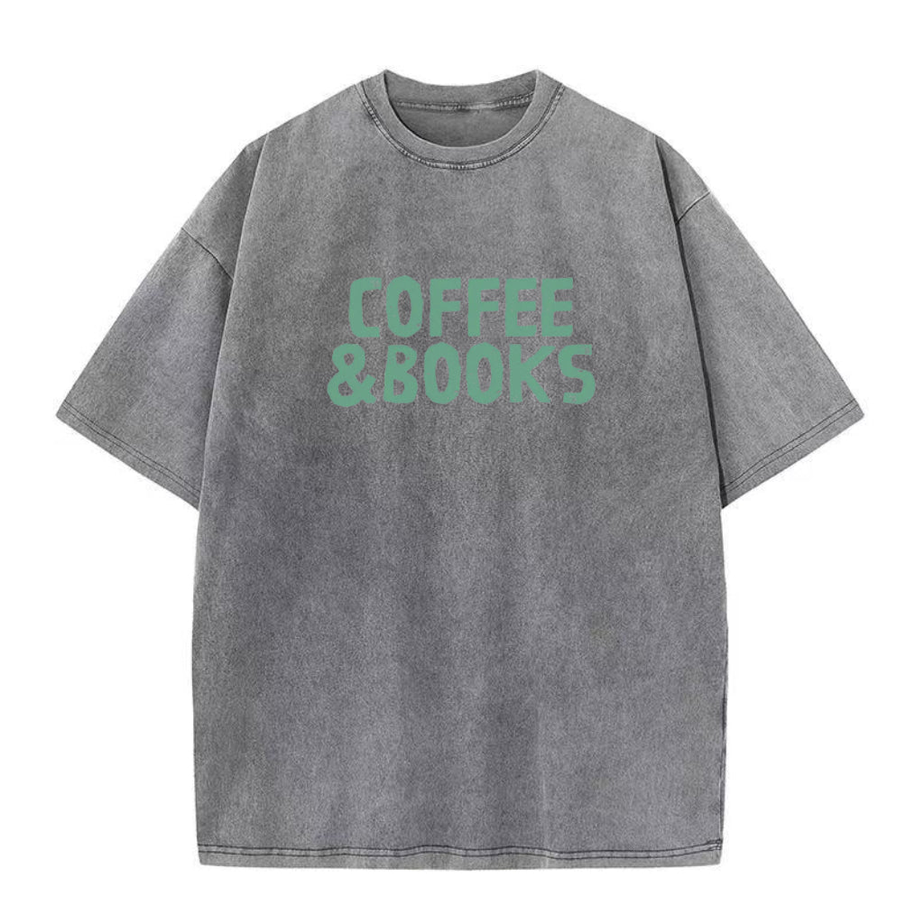 コーヒーと本のユニセックスTシャツ