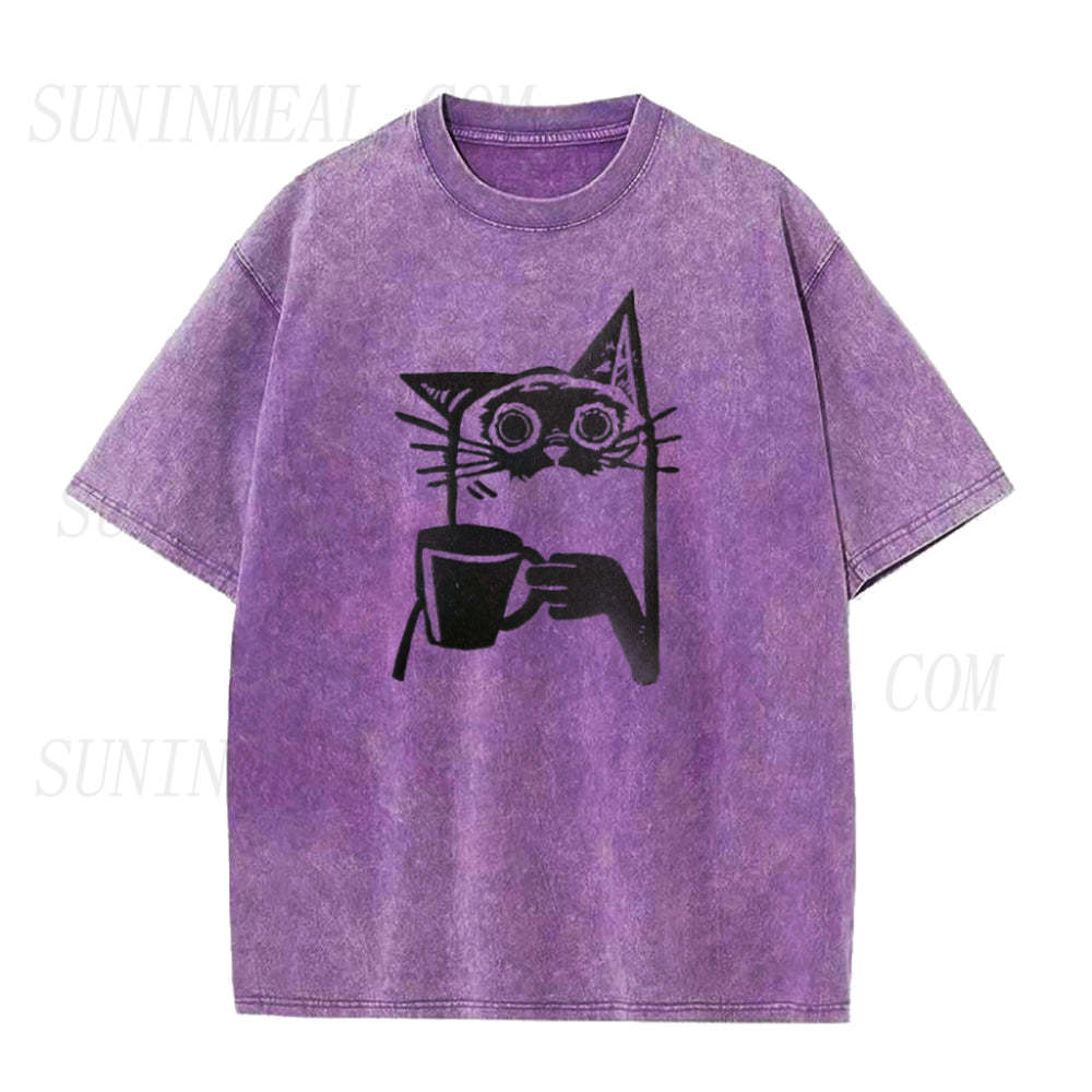 コーヒーを飲む猫のユニセックスTシャツ