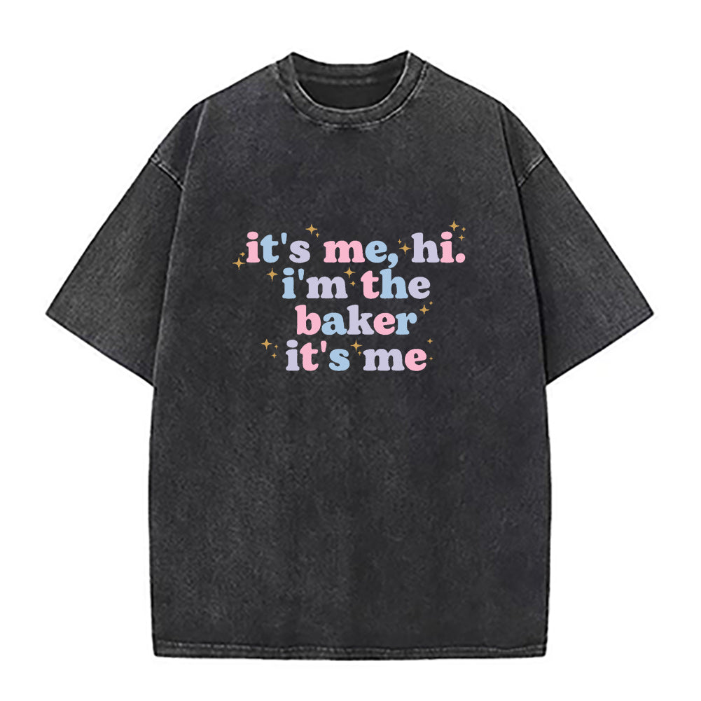 「It's Me Hi I'm The Baker」ユニセックスTシャツ
