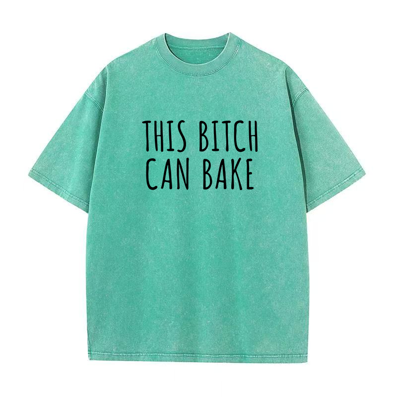 「This Bitch Can Bake」ユニセックスTシャツ