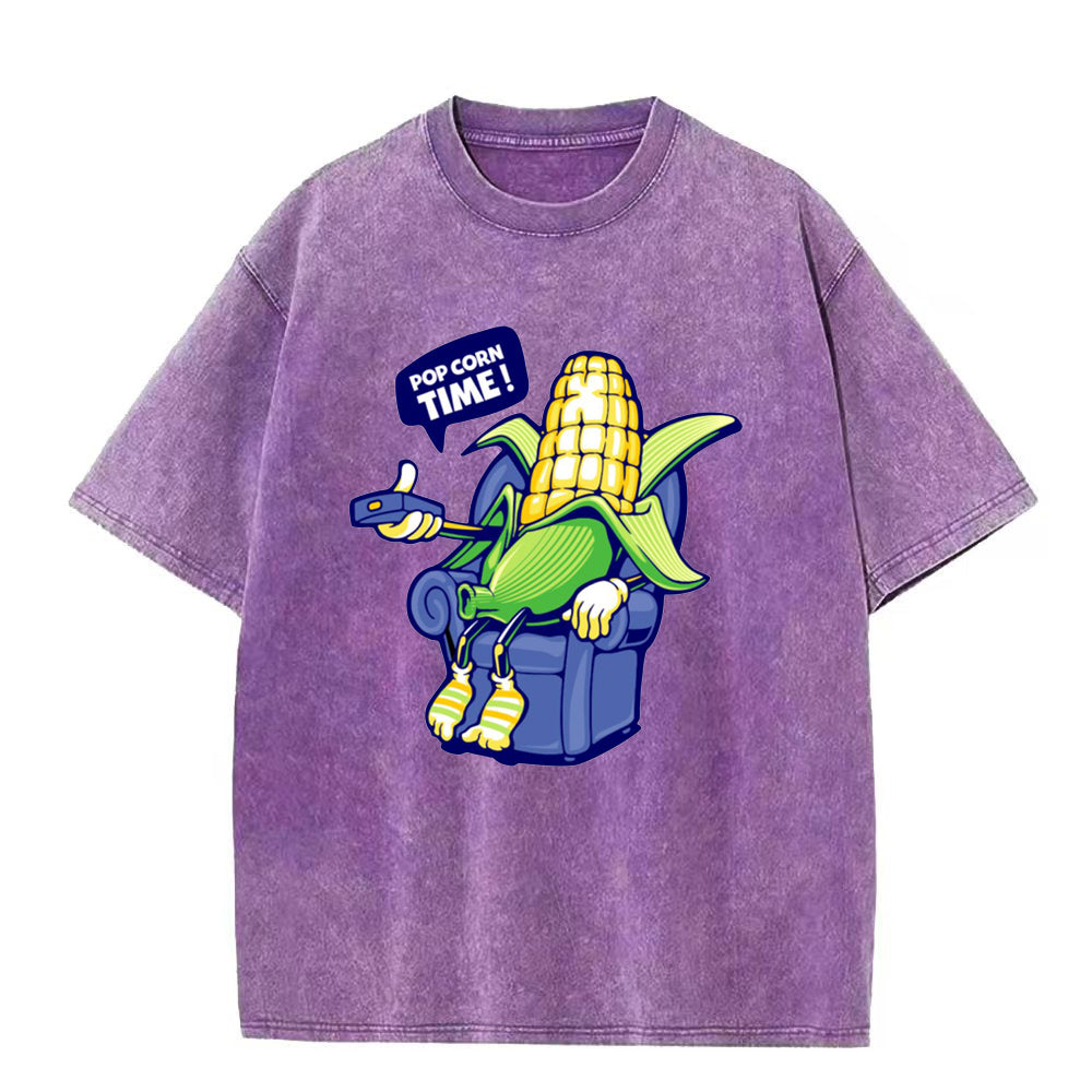 夜にテレビを見ながらポップコーンを食べるユニセックスTシャツ
