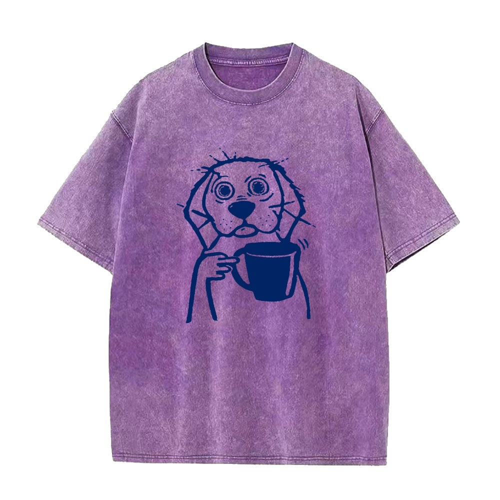 コーヒーを飲む乱れた犬のユニセックスTシャツ