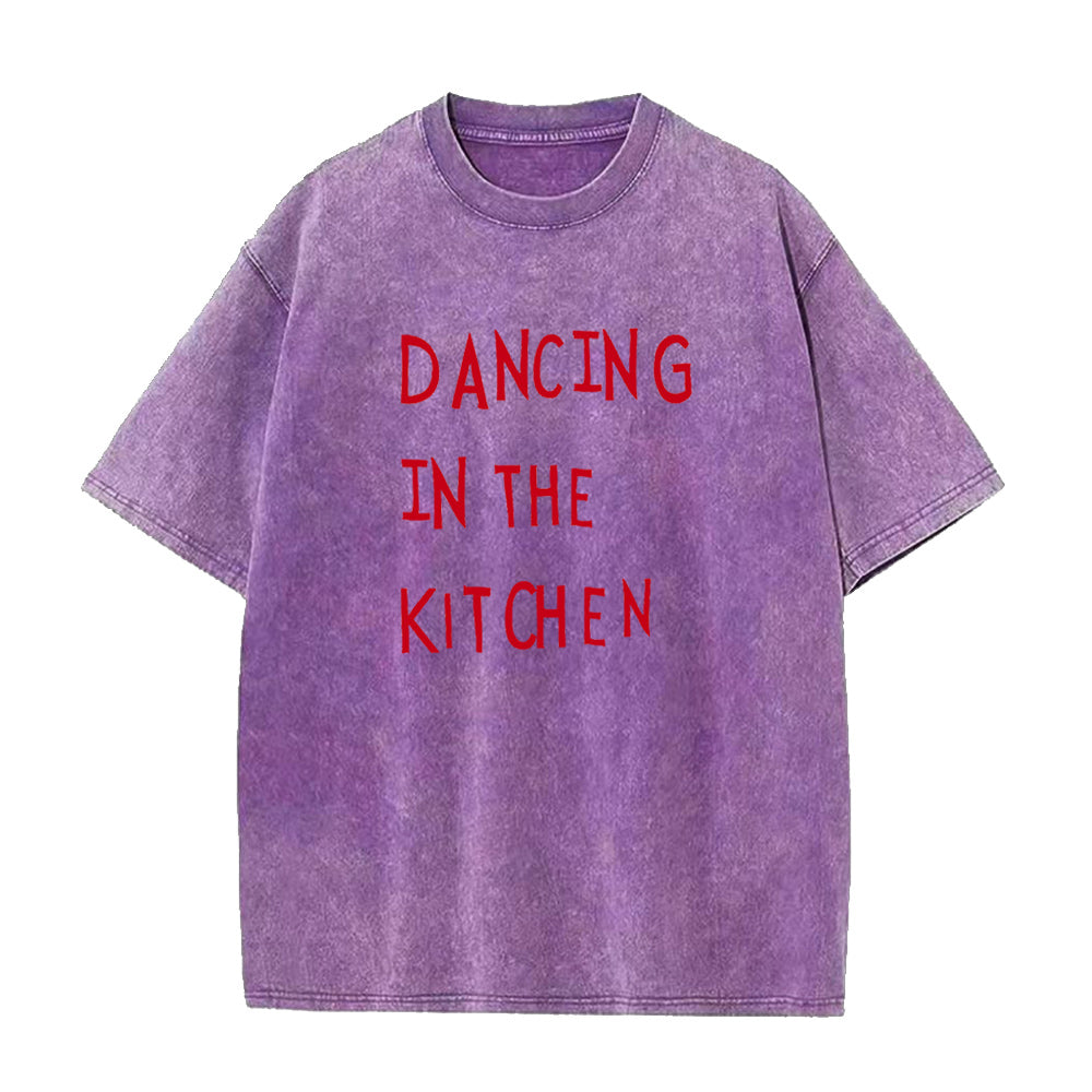 キッチンで踊るユニセックスTシャツ