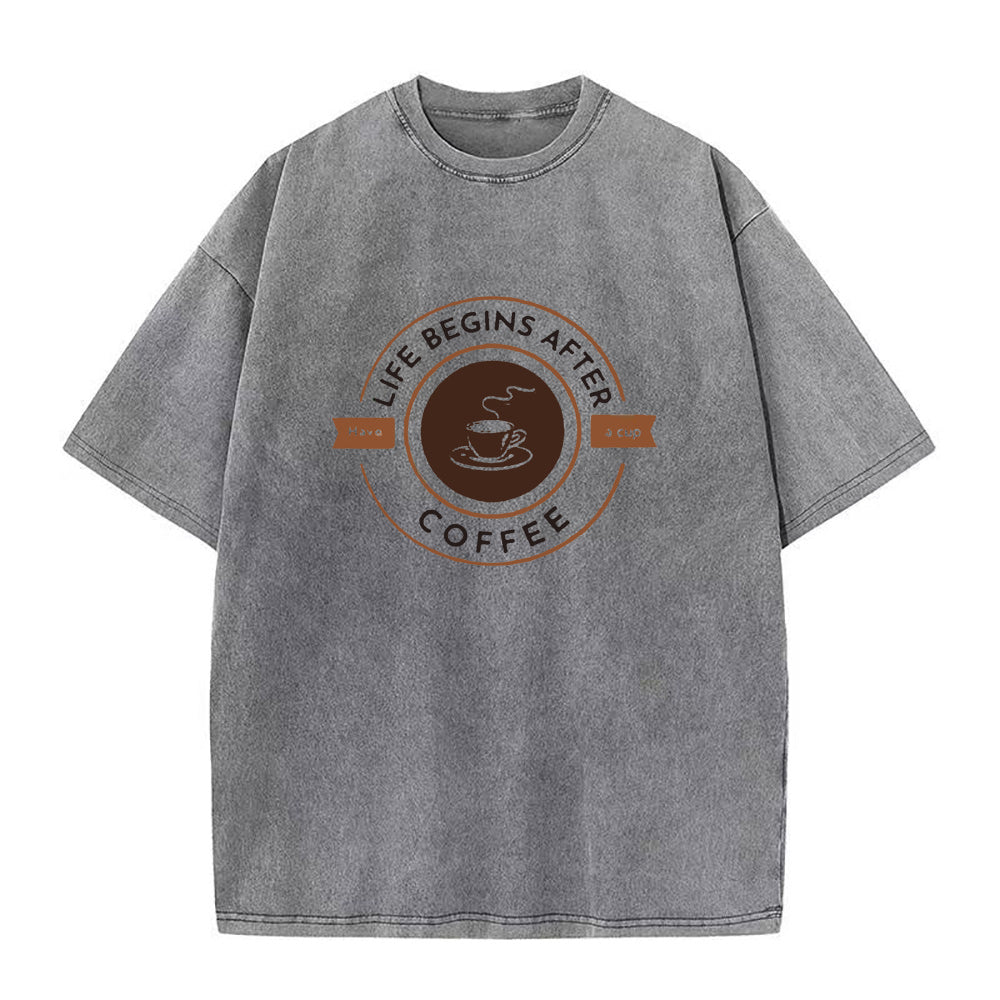人生はコーヒーから始まる ユニセックスTシャツ
