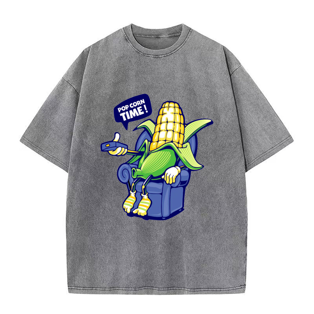 夜にテレビを見ながらポップコーンを食べるユニセックスTシャツ