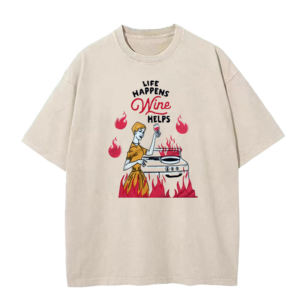 人生は起こる、ワインは助ける ユニセックスTシャツ