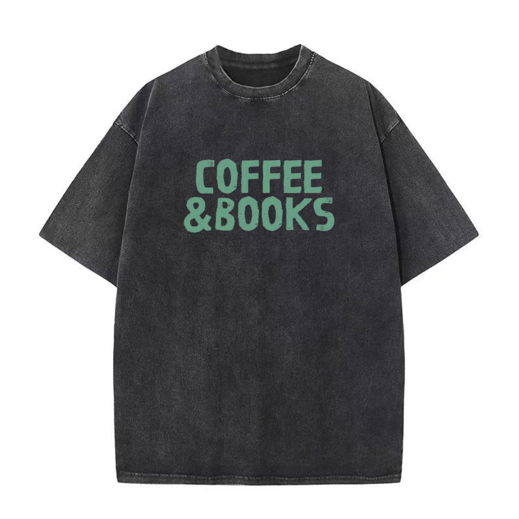 コーヒーと本のユニセックスTシャツ