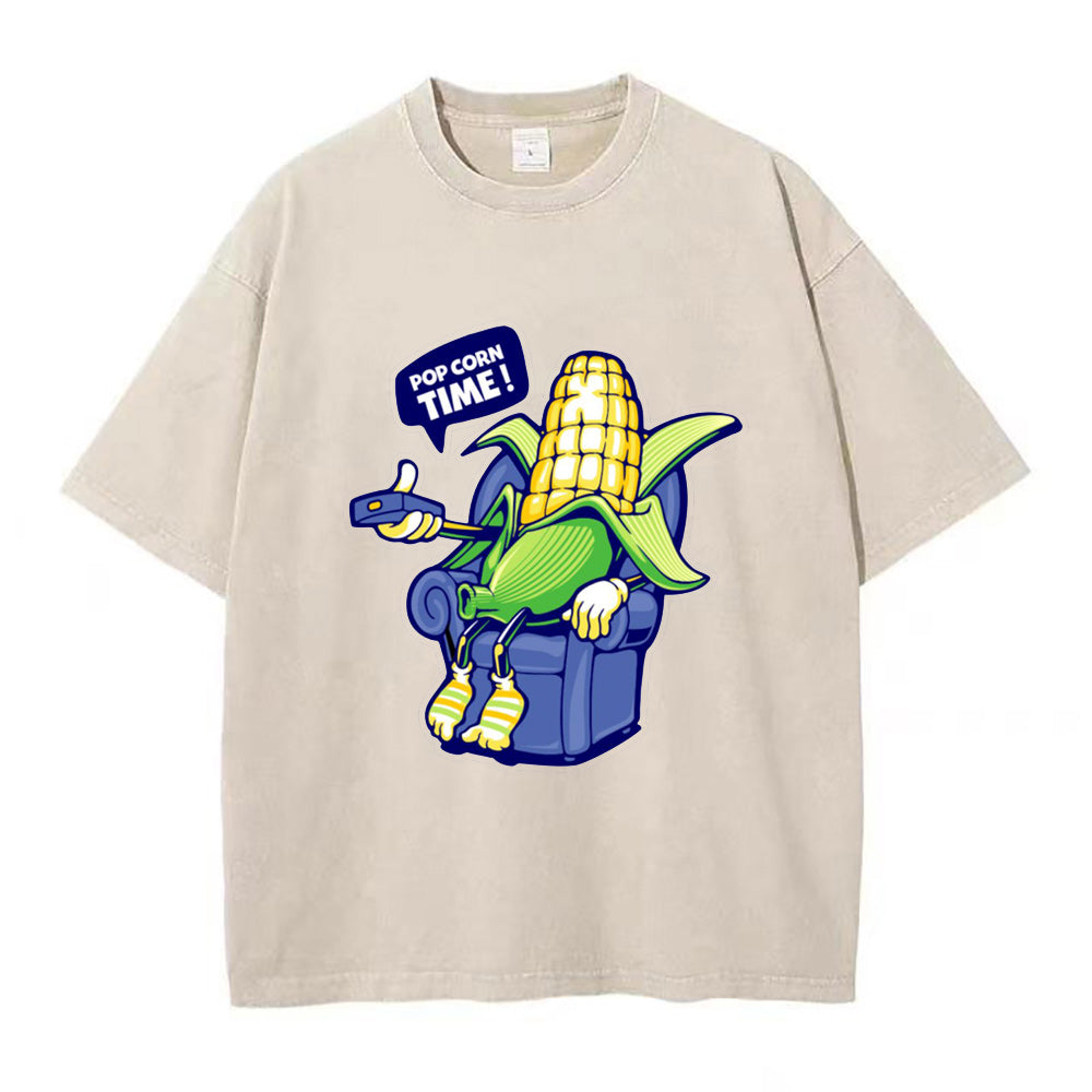 夜にテレビを見ながらポップコーンを食べるユニセックスTシャツ