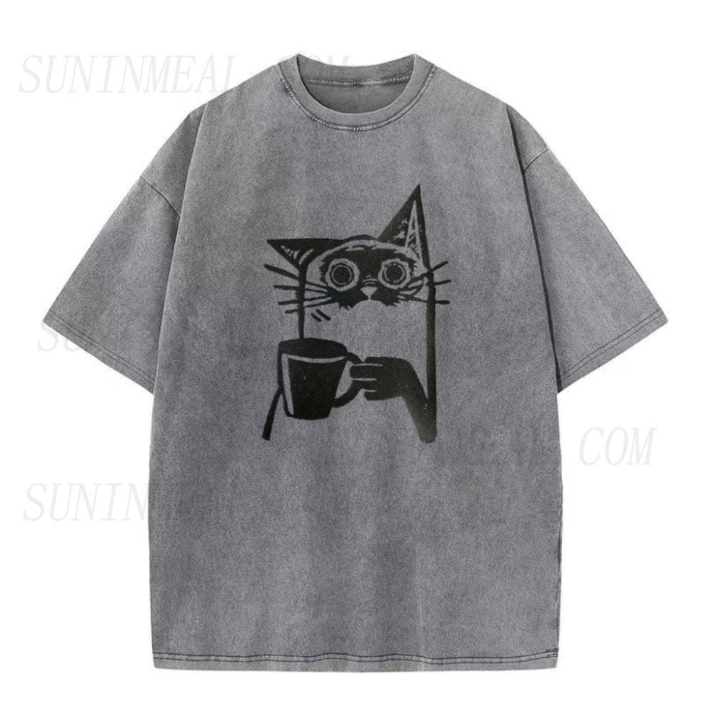 コーヒーを飲む猫のユニセックスTシャツ