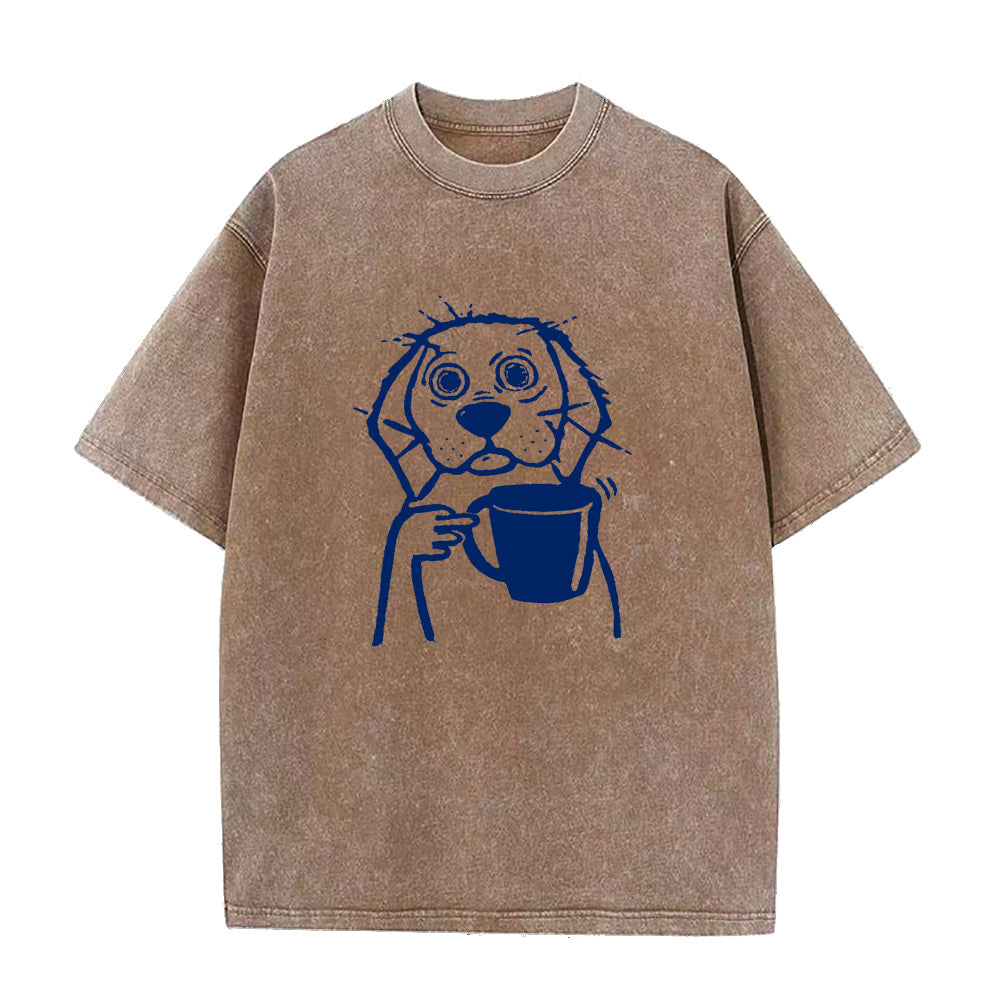コーヒーを飲む乱れた犬のユニセックスTシャツ