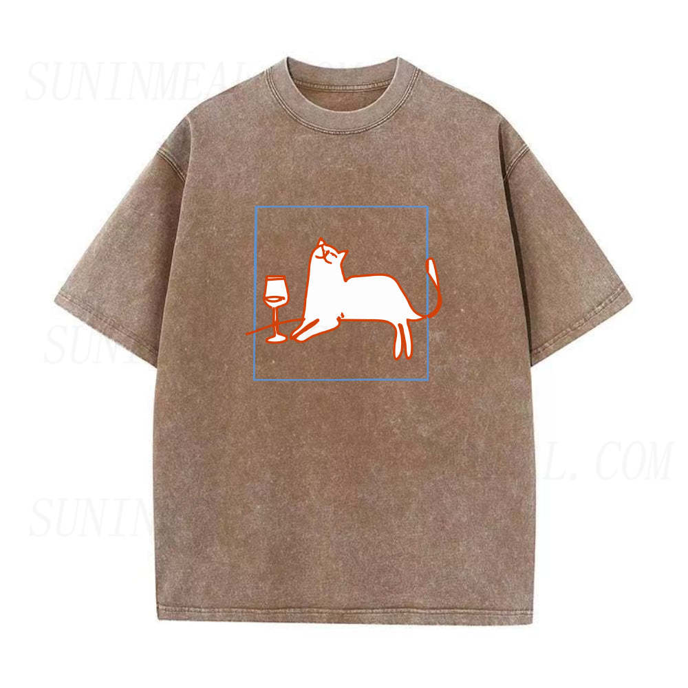 オレンジの猫とワインのユニセックスTシャツ