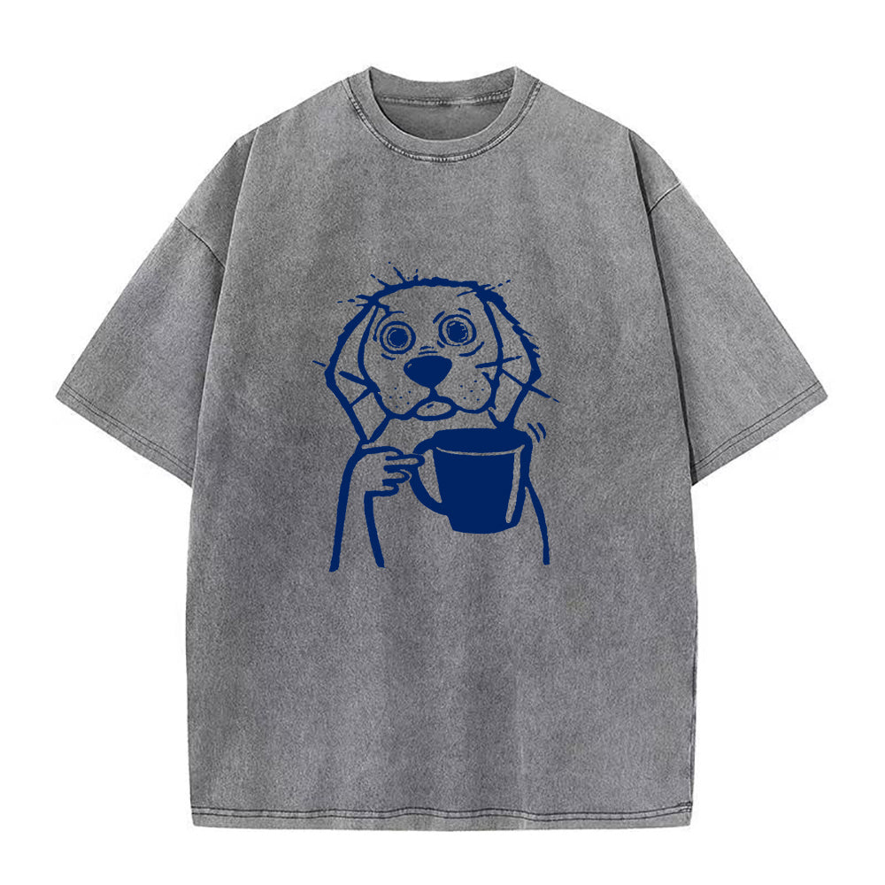 コーヒーを飲む乱れた犬のユニセックスTシャツ