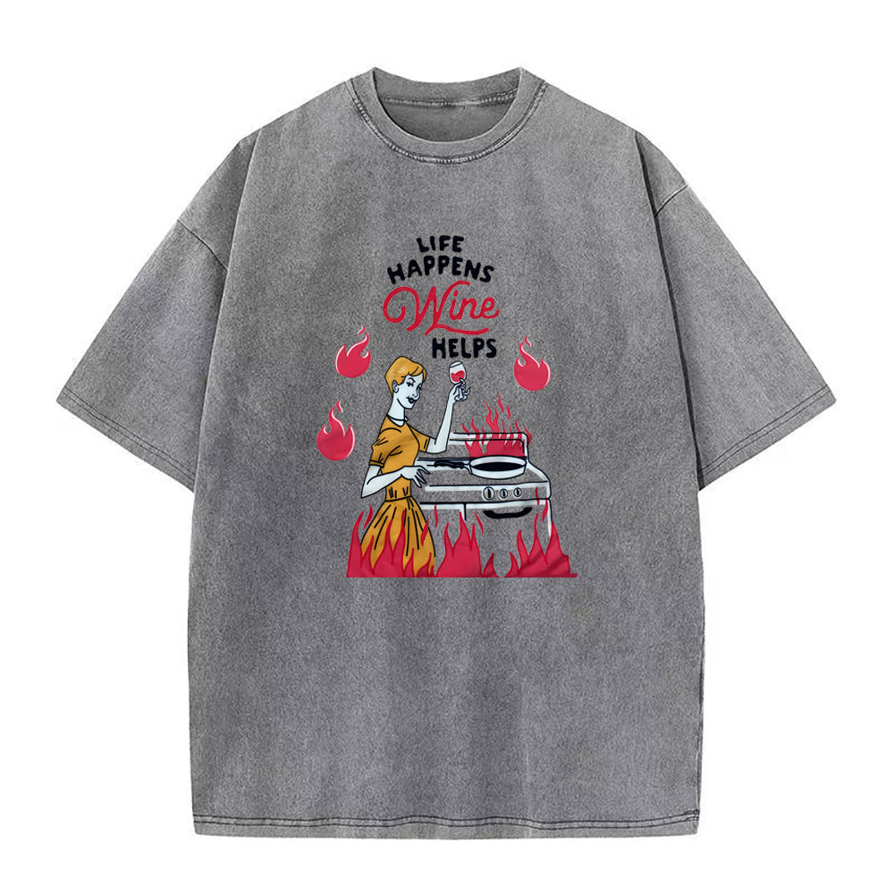 人生は起こる、ワインは助ける ユニセックスTシャツ