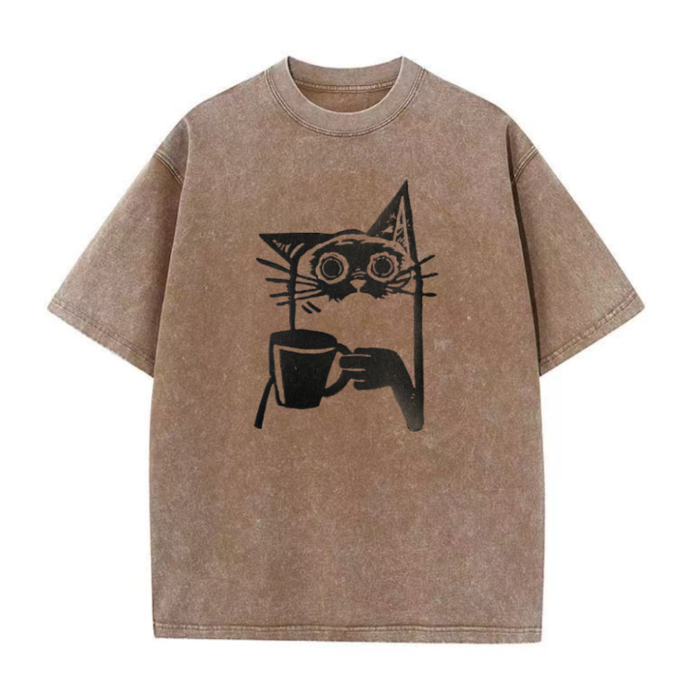 コーヒーを飲む猫のユニセックスTシャツ