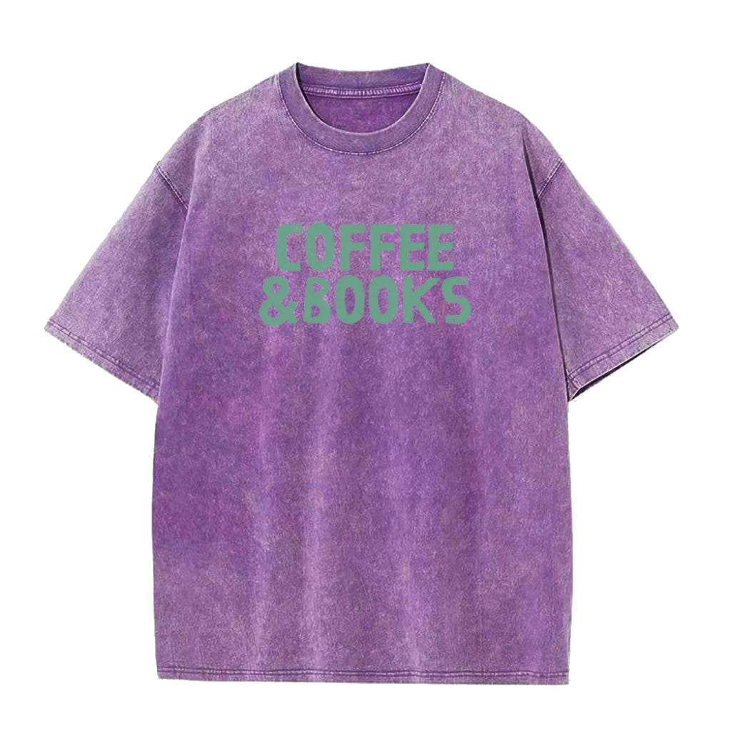 コーヒーと本のユニセックスTシャツ