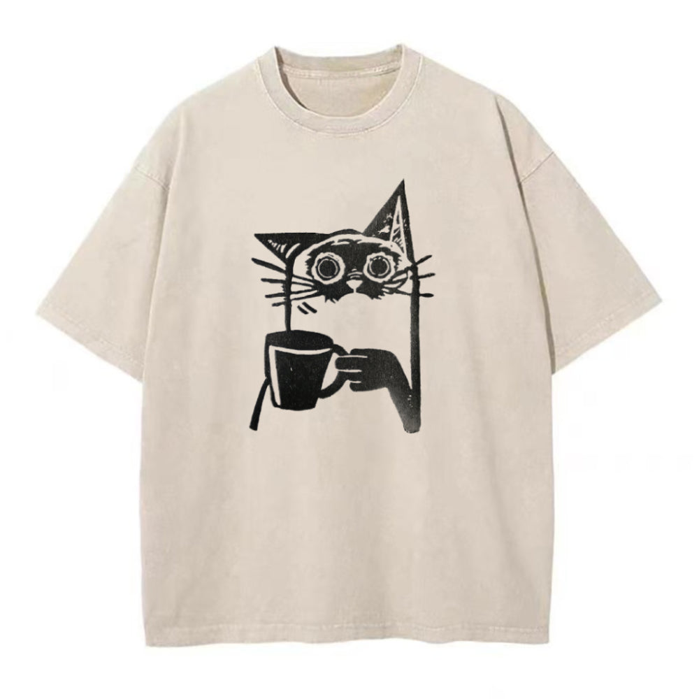 コーヒーを飲む猫のユニセックスTシャツ