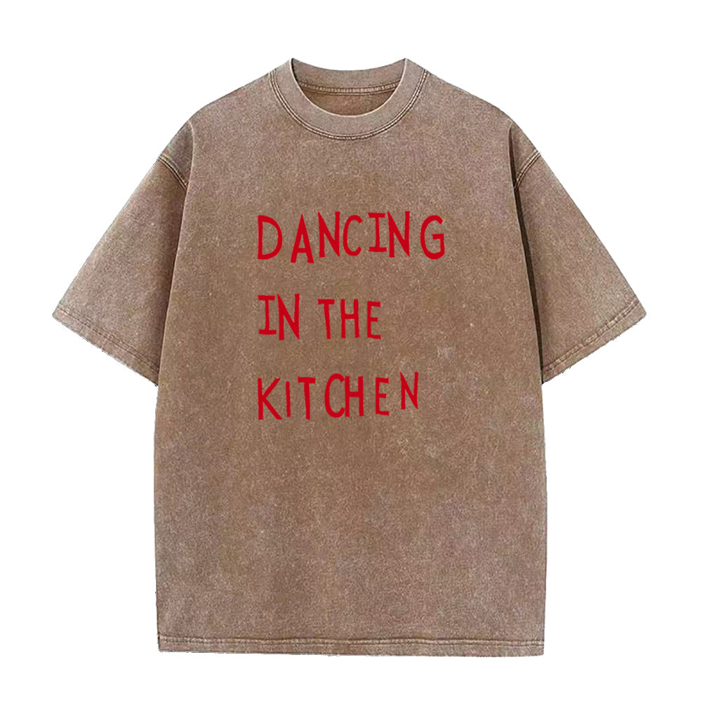 キッチンで踊るユニセックスTシャツ
