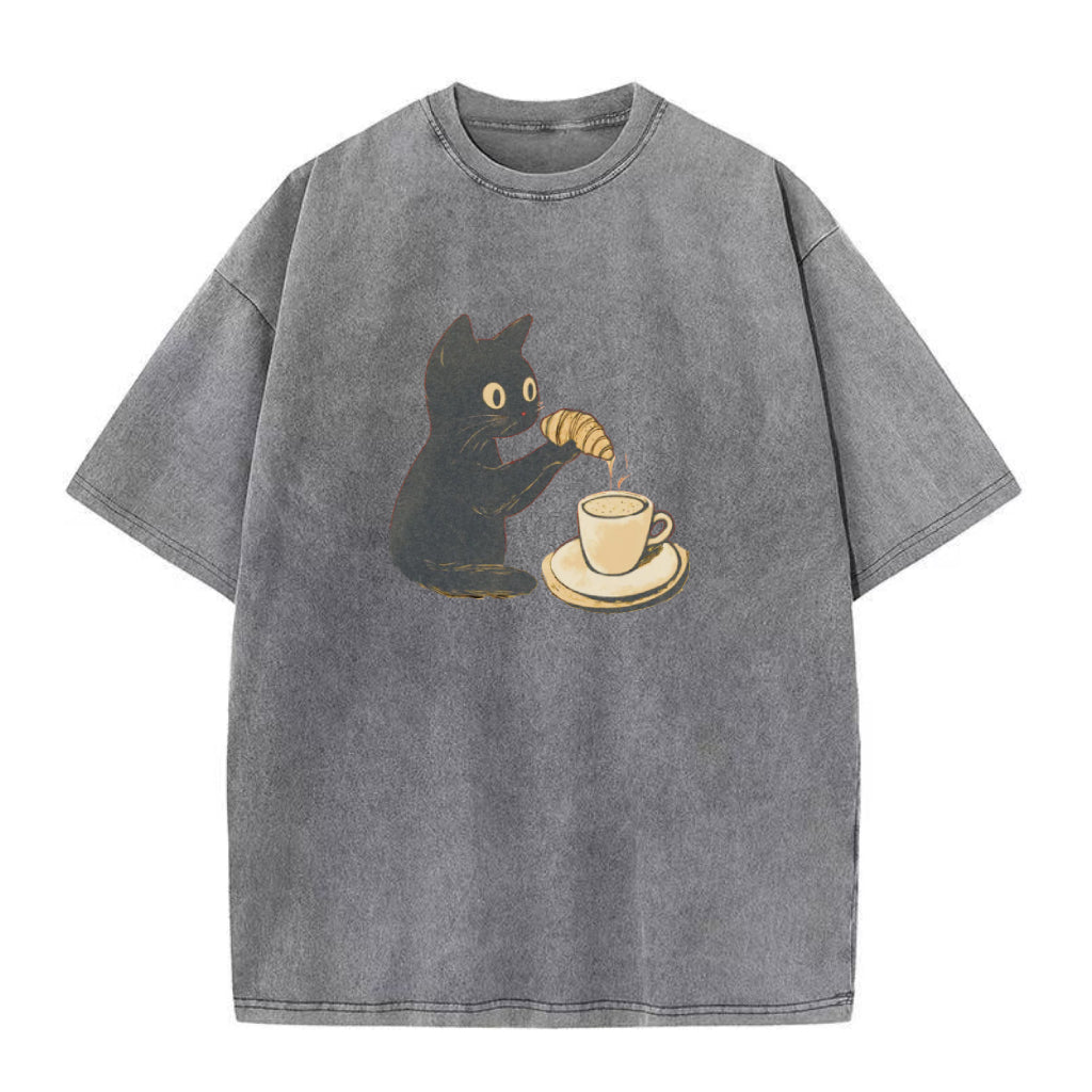 クロワッサンをコーヒーに浸す猫のユニセックスTシャツ