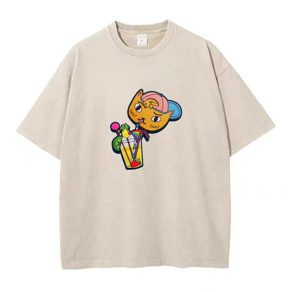 猫とカクテルのユニセックスTシャツ