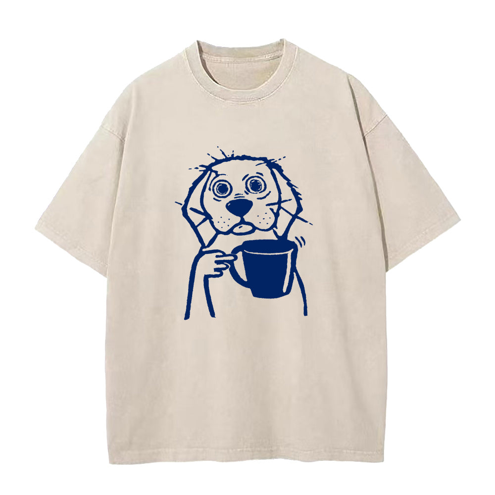コーヒーを飲む乱れた犬のユニセックスTシャツ