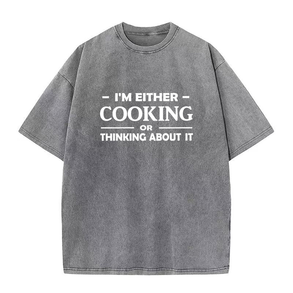 料理をしたり、料理について考えたりしているユニセックスTシャツ